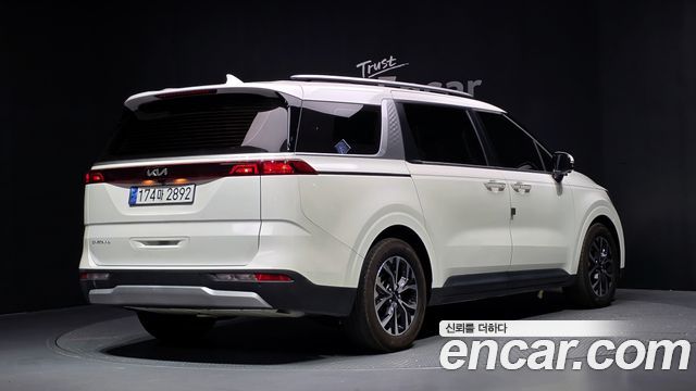 Kia Canival 2023 — photo 2