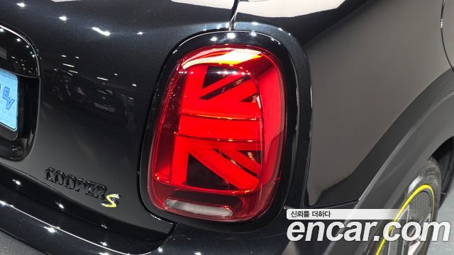 Mini Cooper 2023 — photo 9