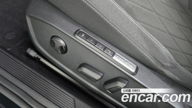 Volkswagen Golf 2023 — photo 22