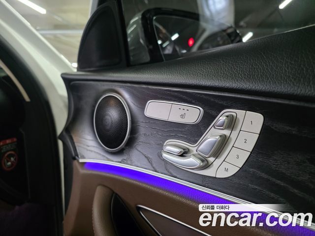 Mercedes-Benz E-Class 2017 — photo 11