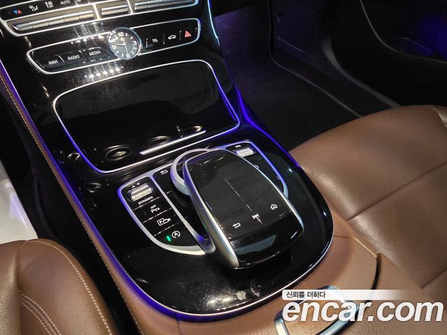 Mercedes-Benz E-Class 2017 — photo 12