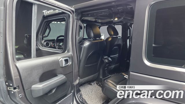 Jeep Wrangler 2019 — photo 16