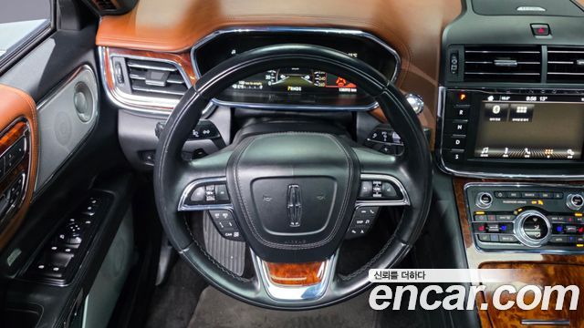 Lincoln Continental 2017 — photo 11