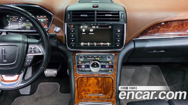 Lincoln Continental 2017 — photo 12