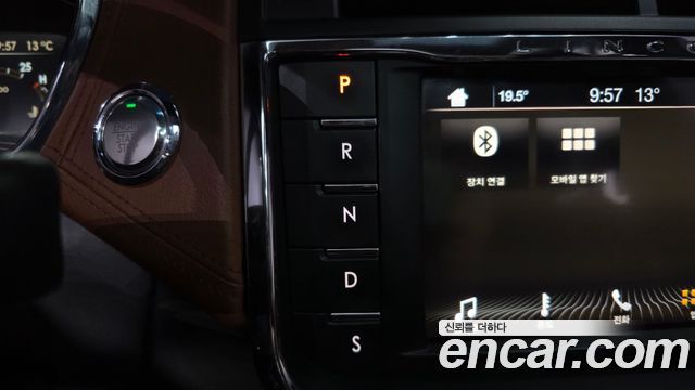 Lincoln Continental 2017 — photo 15