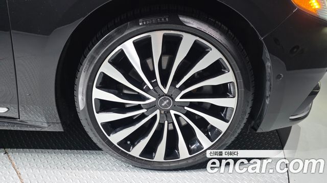 Lincoln Continental 2017 — photo 20