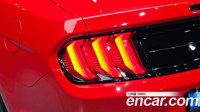 Ford Mustang 2021 — photo 9