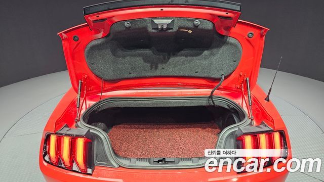 Ford Mustang 2021 — photo 31