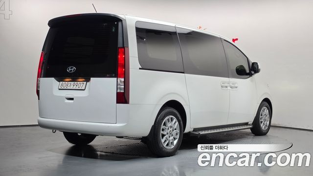 Hyundai Staria 2025 — photo 2