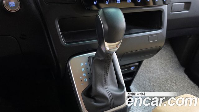 Hyundai Staria 2025 — photo 12