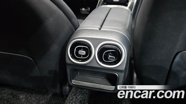 Mercedes-Benz C-Class 2022 — photo 25