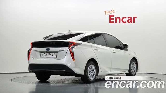 Toyota Prius 2018 — photo 2