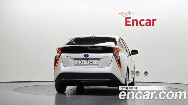 Toyota Prius 2018 — photo 4