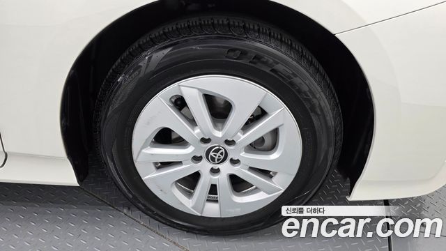 Toyota Prius 2018 — photo 7