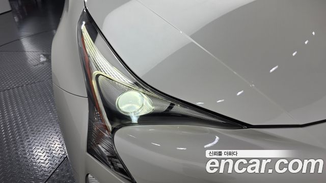 Toyota Prius 2018 — photo 8