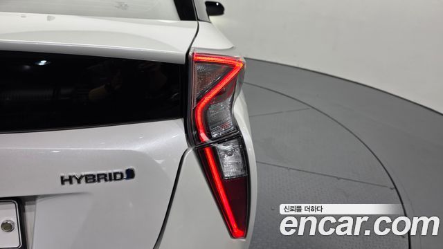 Toyota Prius 2018 — photo 9