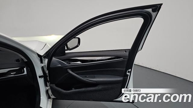 BMW 5-Series 2020 — photo 14