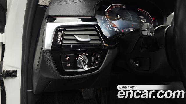 BMW 5-Series 2020 — photo 28