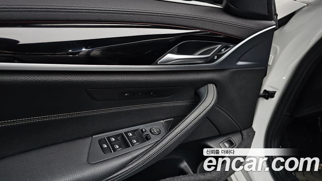 BMW 5-Series 2020 — photo 33