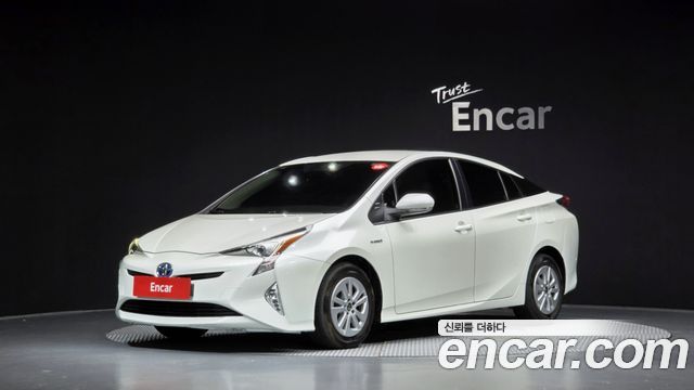 Toyota Prius 2017 — photo 1