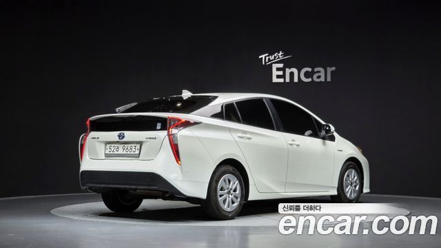 Toyota Prius 2017 — photo 2