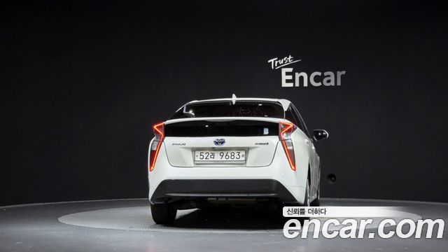Toyota Prius 2017 — photo 4