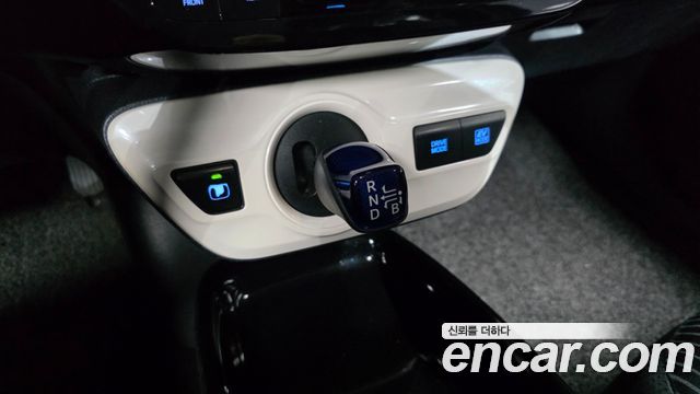 Toyota Prius 2017 — photo 12
