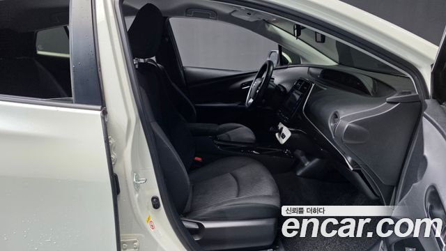 Toyota Prius 2017 — photo 17