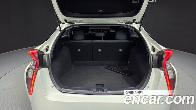 Toyota Prius 2017 — photo 26