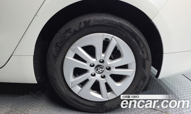 Toyota Prius 2017 — photo 7