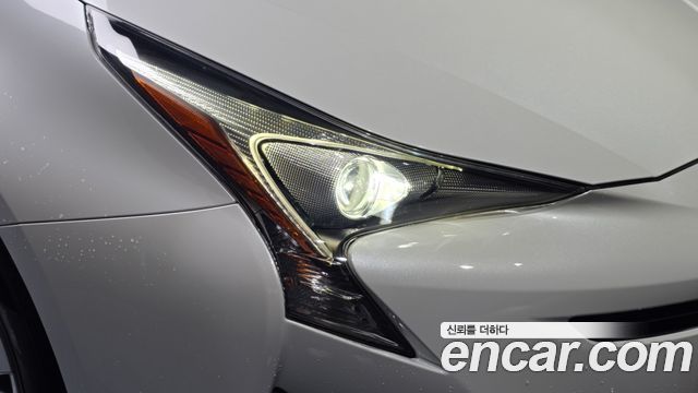 Toyota Prius 2017 — photo 8