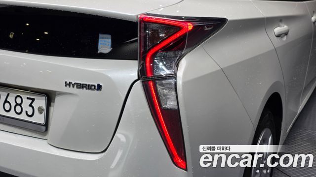 Toyota Prius 2017 — photo 9