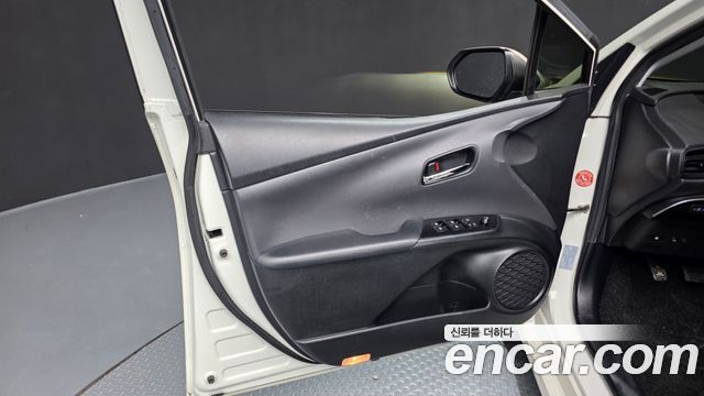 Toyota Prius 2017 — photo 14