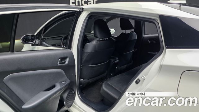 Toyota Prius 2017 — photo 16