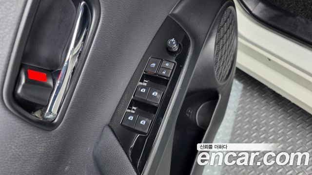 Toyota Prius 2017 — photo 32