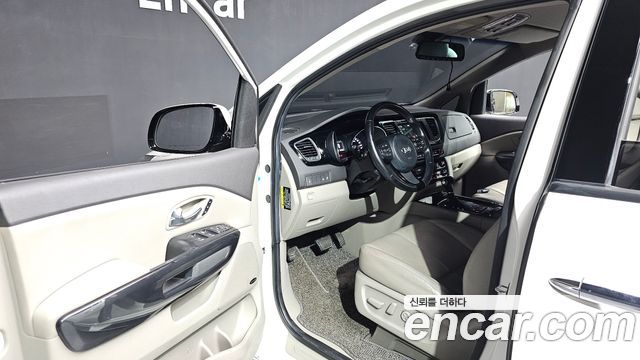 Kia Canival 2015 — photo 10
