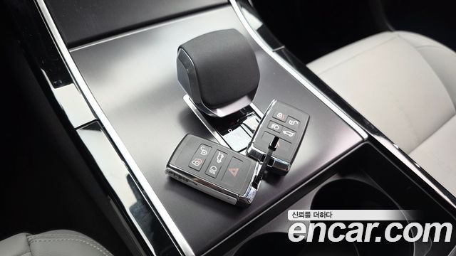 Land Rover Range Rover Velar 2026 — photo 12