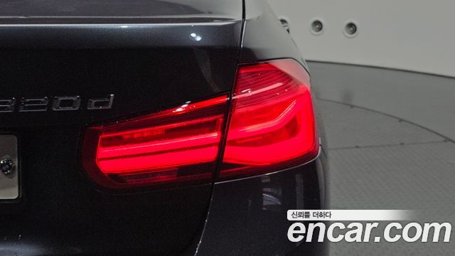 BMW 3-Series 2017 — photo 9