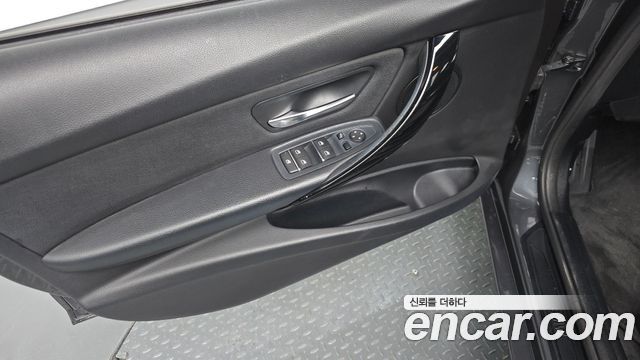 BMW 3-Series 2017 — photo 14
