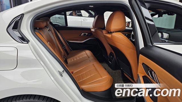 BMW 3-Series 2019 — photo 17