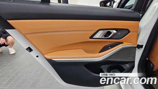 BMW 3-Series 2019 — photo 15