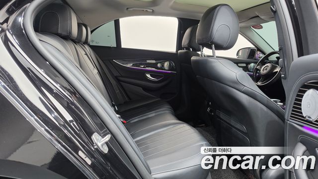 Mercedes-Benz E-Class 2017 — photo 12