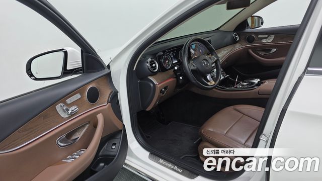 Mercedes-Benz E-Class 2018 — photo 10
