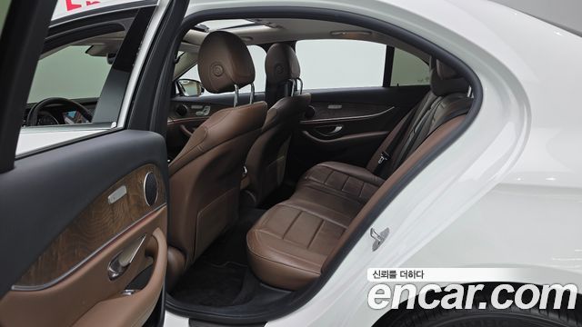 Mercedes-Benz E-Class 2018 — photo 11