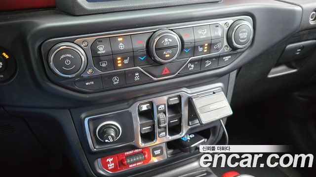 Jeep Wrangler 2019 — photo 28