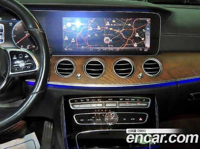 Mercedes-Benz E-Class 2019 — photo 11