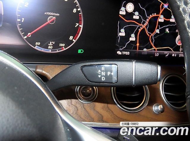 Mercedes-Benz E-Class 2019 — photo 12