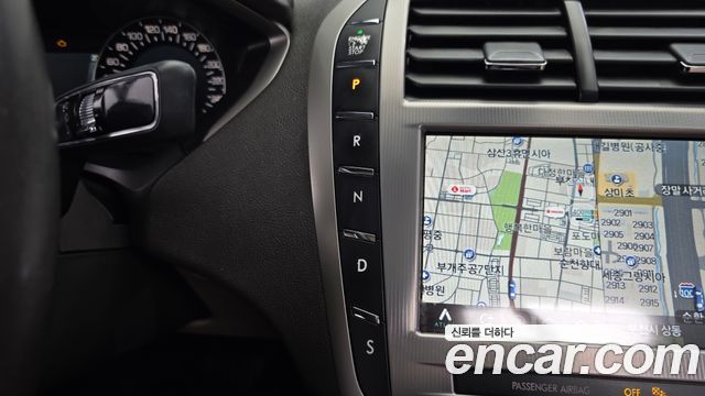 Lincoln MKZ 2019 — photo 12