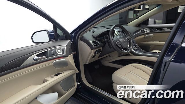 Lincoln MKZ 2019 — photo 13