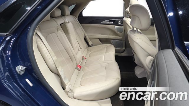 Lincoln MKZ 2019 — photo 17